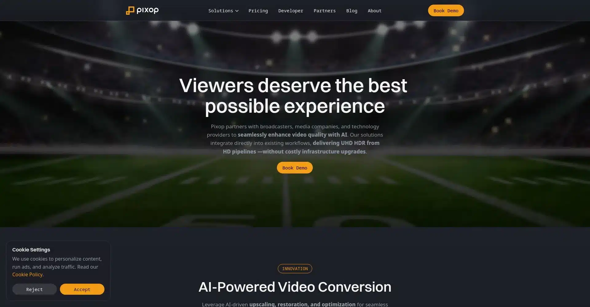Captura de pantalla del sitio web de Pixop ofreciendo conversión de video con AI.