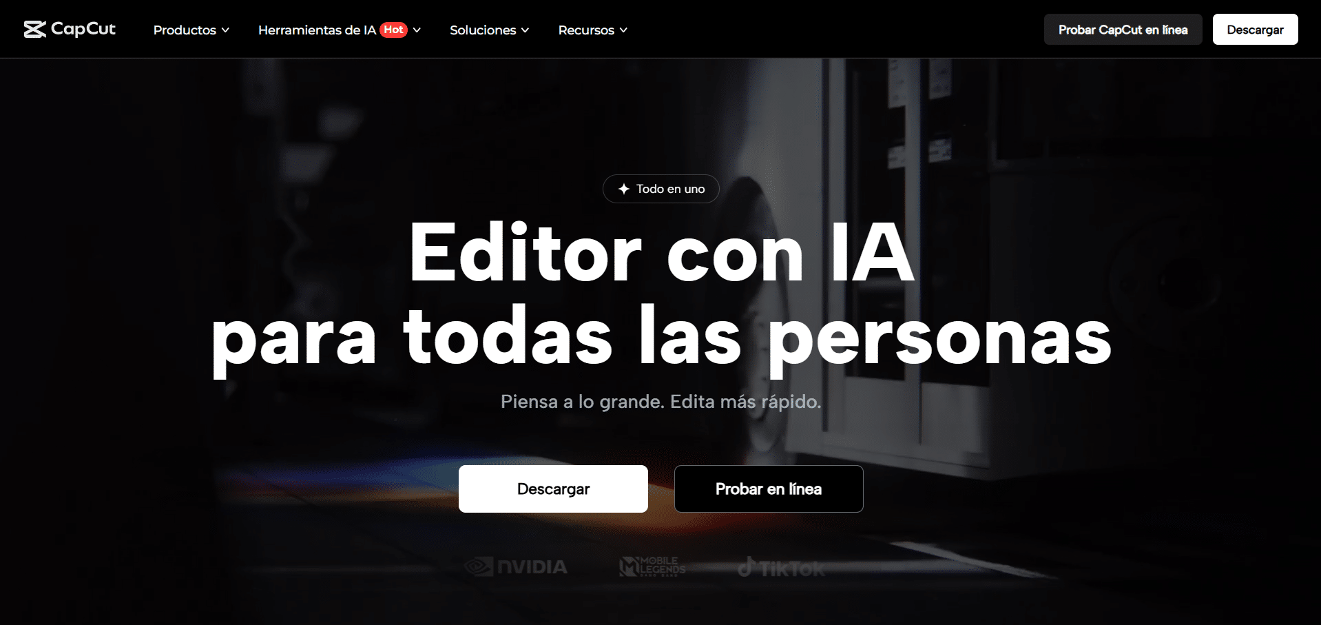 Pantalla de inicio de CapCut mostrando el mensaje “Editor con IA para todas las personas” con botones para descargar o probar en línea.