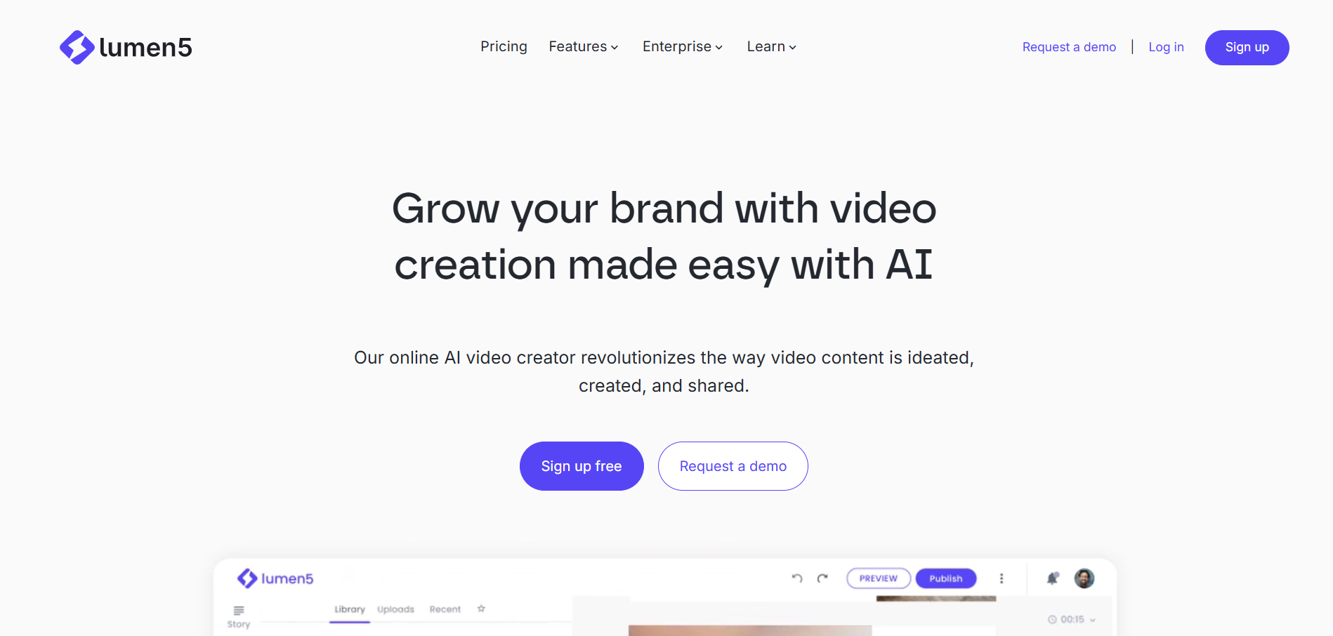 Página principal de Lumen5 con el eslogan “Grow your brand with video creation made easy with AI”, botones de registro y vista previa del editor de video.